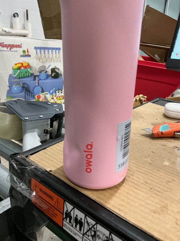 Photo 1 of [HEAVY DAMAGE] Owala FreeSip Insulated Stainless Steel Water Bottle with Straw for Sports and Travel, BPA-Free Sports Water Bottle, 24 oz, Pink, Angel Food Cake