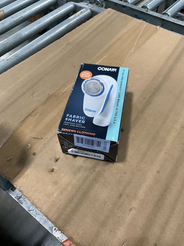 Photo 1 of *** USED *** Conair Fabric Shaver and Lint Remover, Battery-Operated Portable Clothes Shaver with 3 Settings, Fuzz Remover for Sweaters, Clothing and Furniture, Large 2-Inch Shaving Head, White