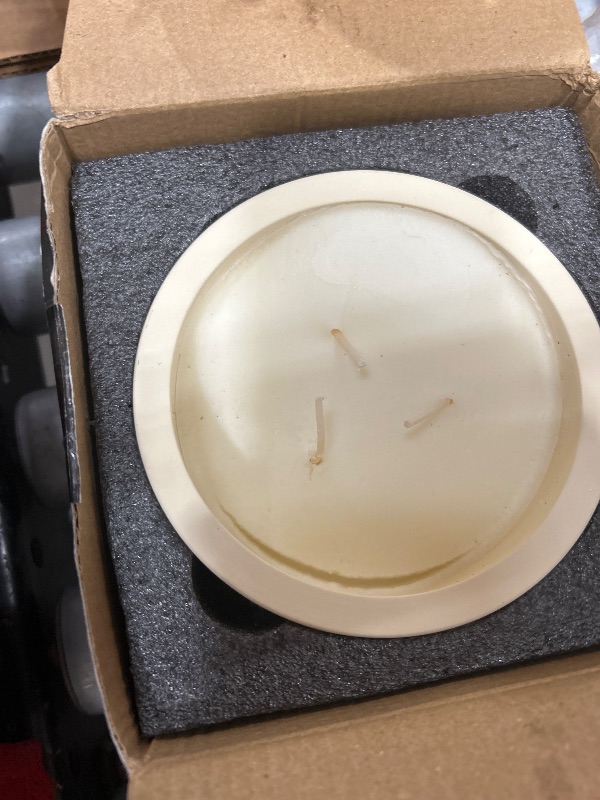 View 3 of *SEE NOTES/PHOTOS* 
Viyffo 20oz 3-Wick Soy Candle – Vanilla Dreamscape