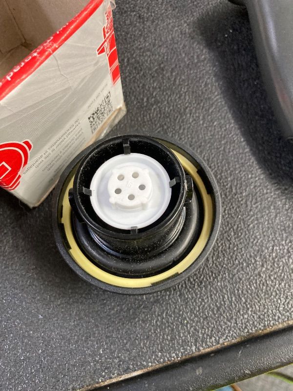 Photo 1 of ***No keys***MotoRad MGC903 Locking Fuel Cap for Flex-Fuel Applications with Black Cam-On (non-threaded) Caps Fuel Tank Cap Fits Chevy Silverado 1500 04–12 2500 HD 04–10 Malibu 04–12 Tahoe 04–13 Impala 06–10***No keys***