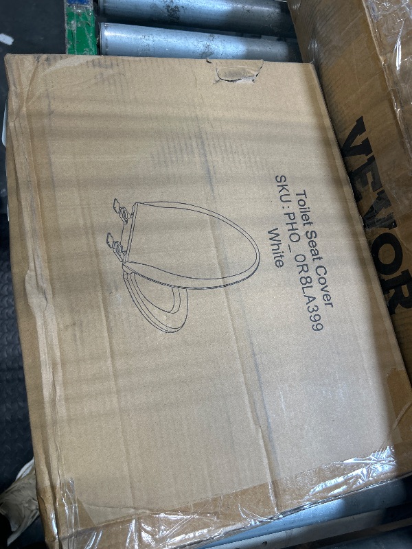 Photo 1 of ***THE BRACKET IS SNAPPING—LOOK AT THE PHOTO****
American Standard 5503A00B.020 Transitional Elongated Toilet Seat Soft Close, White