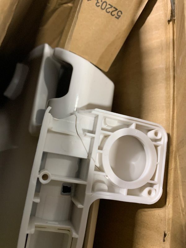 Photo 1 of ***THE BRACKET IS SNAPPING—LOOK AT THE PHOTO****
American Standard 5503A00B.020 Transitional Elongated Toilet Seat Soft Close, White