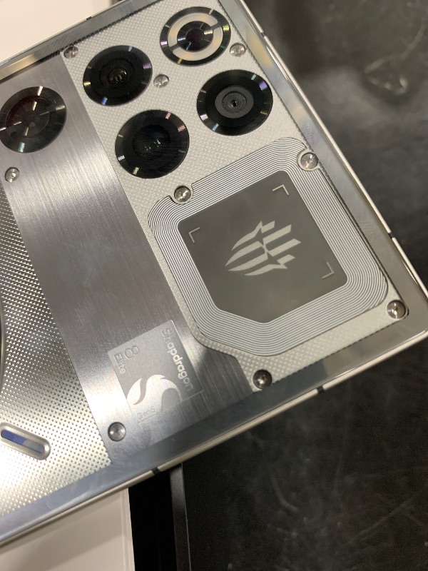Photo 1 of RED Magic 11s pro - Silver Unlocked "gaming phone - link  https://global.redmagic.gg/pages/redmagic-11s-pro?srsltid=AfmBOopOD-YVsCypawk2ELKFiVkBGeeJLya_ClHifsv7uRvKJP5MWe-T