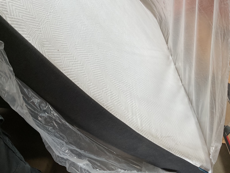 Photo 1 of ** dirt from transport**Lucid 6 Inch Memory Foam Mattress – Low Profile – Medium Firm Feel - Infused with Bamboo Charcoal and Gel - - Temperature Regulating - Breathable - Queen Size