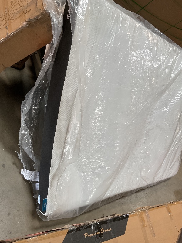 Photo 1 of ** dirt from transport**Lucid 6 Inch Memory Foam Mattress – Low Profile – Medium Firm Feel - Infused with Bamboo Charcoal and Gel - - Temperature Regulating - Breathable - Queen Size