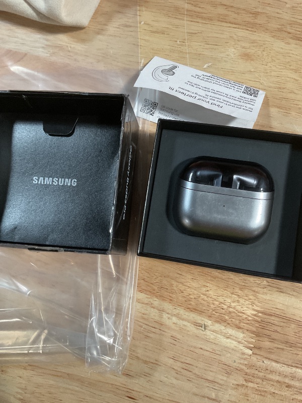 Photo 1 of *** FOR PARTS/ SOUND IS VERY BAD /BUDS SOUND BLOWN OUT FROM HIGH VOLUME*** SAMSUNG Galaxy Buds3 Pro (Silver/White), Buds 3 Pro Wireless Earbuds - Singapore Set, Silver