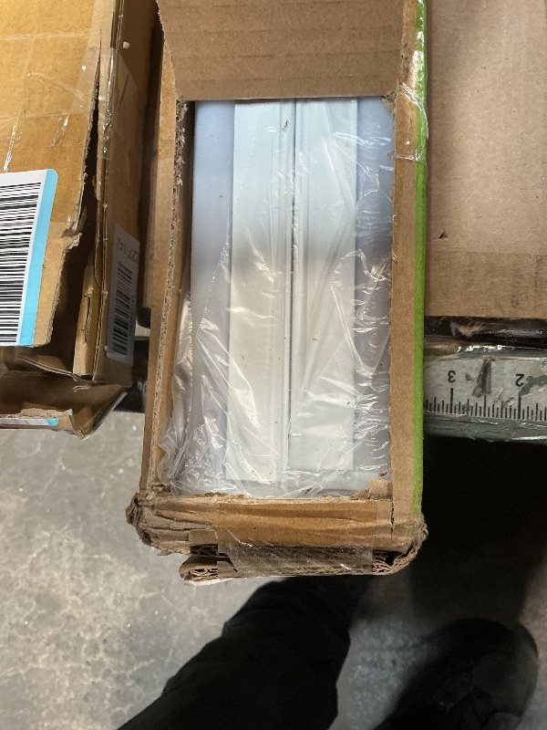 Photo 1 of **FOR PARTS ONLY/ BROKEN** Paklighting Pak LED Shop Lights, 4FT T5 Integrated Utility Fixture, 2300LM 6500K Cool White, 20W Energy Efficient Linkable LED Tube Lights for Garage, Workshop, Basement, FCC Certified, 2 PackTsBAXT065446