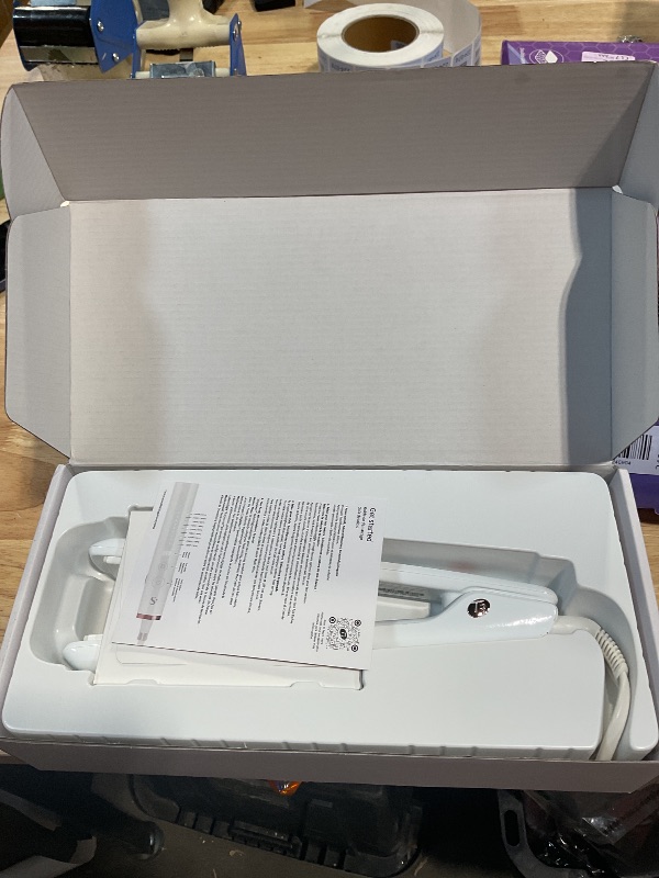 Photo 1 of ***ISSUE STAYING POWERED ON***
T3 SinglePass StyleMax Professional 1" Ceramic Flat Iron with Custom Heat Automation, 9 Heat Settings, Longer Ceramic Plates, For Straightening, Waving, Curling & Styling