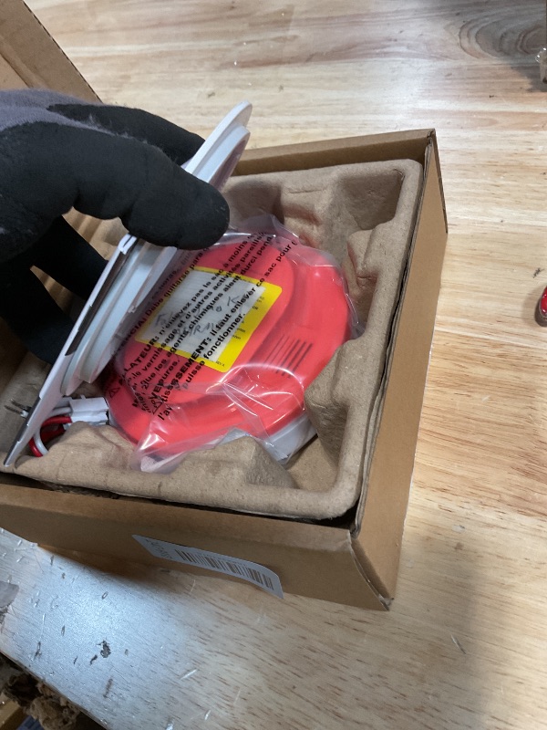Photo 1 of *** Detector inop.*** Kidde And Carbon Monoxide Detector, Hardwired with 10-Year Battery Backup, Voice Alerts, LED Status Lights, Interconnected, 85 dB Alarm, 5 inches, 30CUA10-V, 1 Pack