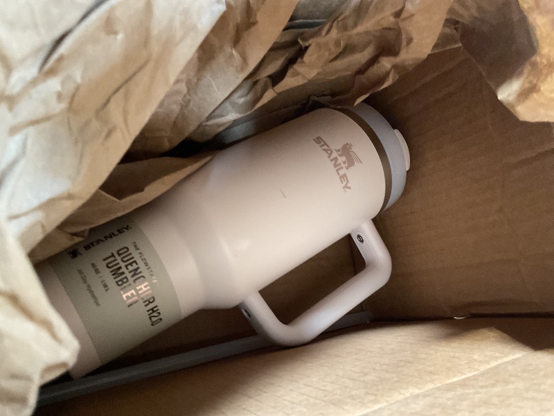 Photo 1 of ** missing straw**STANLEY Quencher H2.0 Tumbler with Handle and Straw 40 oz Flowstate 3-Position Lid Cup Holder Compatible for Travel Insulated Stainless Steel Cup BPA-Free Rose Quartz 2.0
