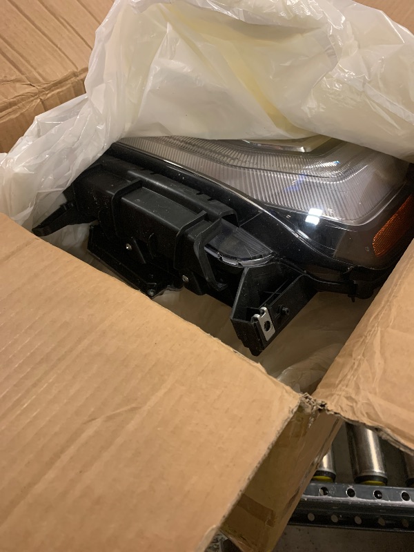 Photo 1 of LIWEDFG Xenon Headlight Assembly Compatible with GMC Sierra 1500 2016-2018 Headlamp, HID Projector Headlight with LED DRL for GM2502453 84046790 GM2503453 84046791, w/o D5S Bulb, Chrome Housing Pair