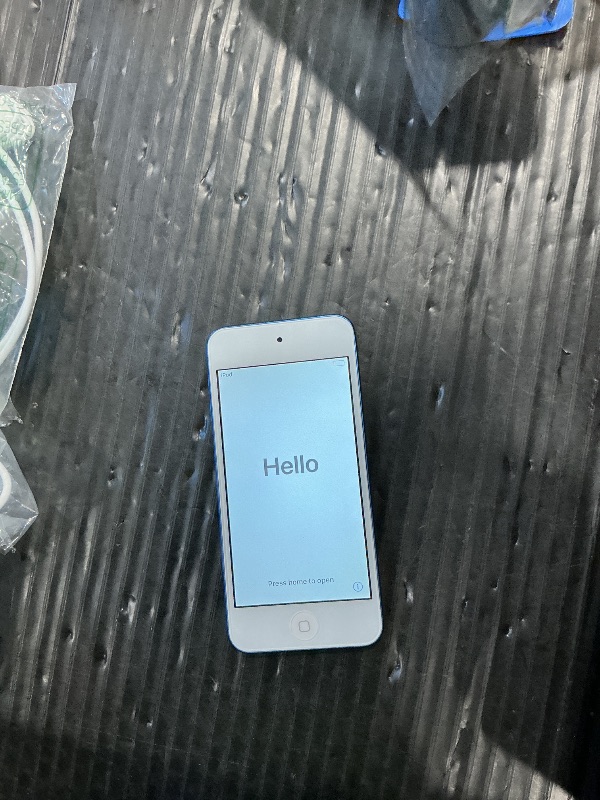 Photo 1 of **MISSING CHARGER**Apple iPod Touch 16GB Blue (6th Generation) MKH02LL/A (Refurbished)