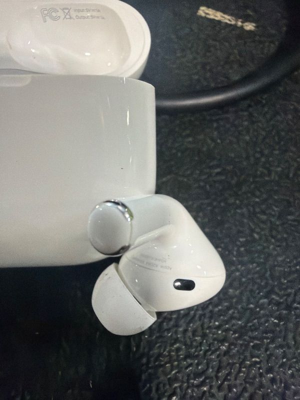 Photo 1 of *** CONNECTIVITY ISSUES *** ** SOLD FOR PARTS// FINAL SALE 08/02** Apple AirPods Pro (1st Generation) with MagSafe Charging Case