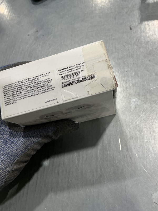 Photo 1 of *** CONNECTIVITY ISSUES *** ** SOLD FOR PARTS// FINAL SALE 08/02** Apple AirPods Pro (1st Generation) with MagSafe Charging Case