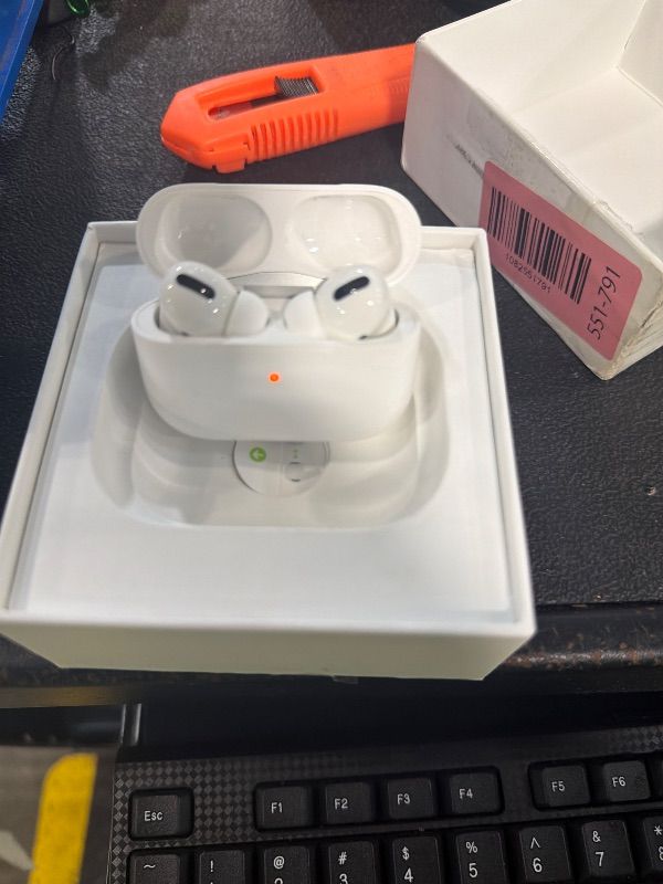Photo 1 of *** CONNECTIVITY ISSUES *** ** SOLD FOR PARTS// FINAL SALE 08/02** Apple AirPods Pro (1st Generation) with MagSafe Charging Case