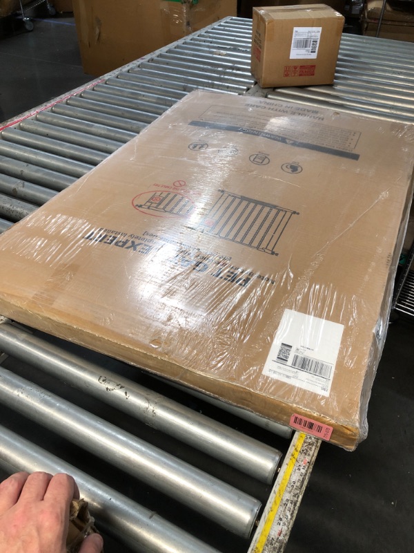Photo 1 of ****FACTORY SEALED****
Rgqphantom 41" Tall Safety Pet Gate,Adjustable 30.5"-43" Wide(White)