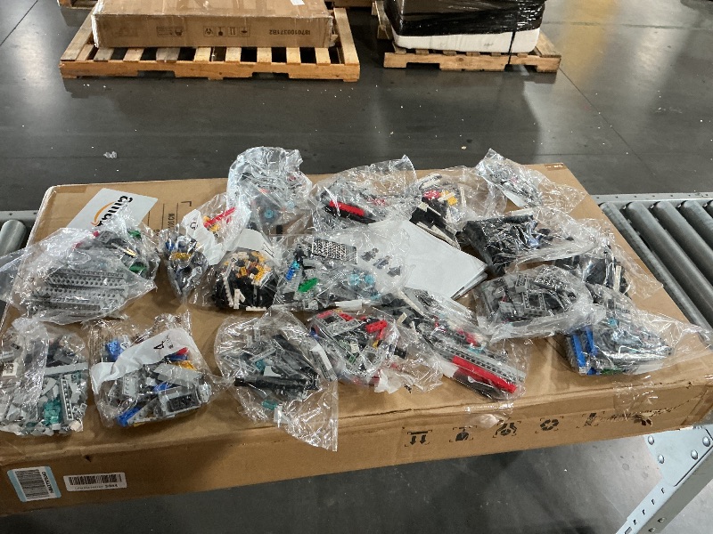 View 4 of **MISSING FIGURES - POSSIBLY MORE**LEGO Marvel S.H.I.E.L.D. Helicarrier Building Set (76354)