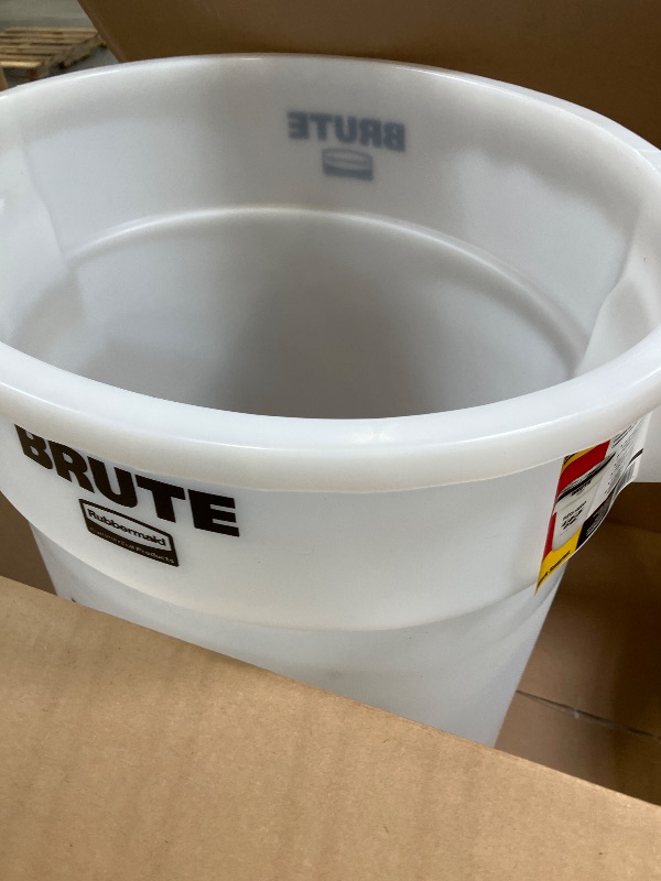 Photo 1 of Rubbermaid Commercial Products BRUTE Container with Lid 20 Gal Feed/Seed White, for Bird/Animal/Pet Food