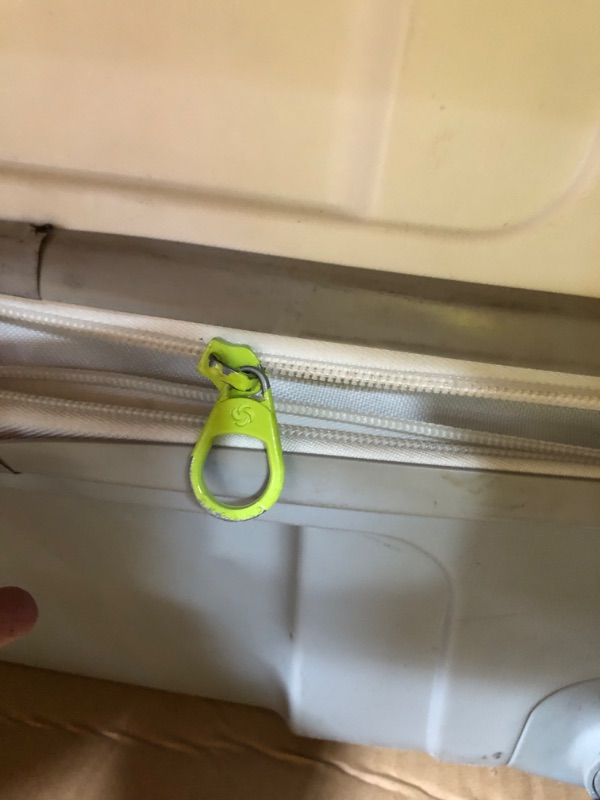 Photo 1 of *****ZIPPER BROKEN*****Samsonite Freeform 28-Inch Large Luggage with Dual 360° Spinner Wheels - Checked Suitcase - TSA Lock, Airline-Approved - Lightweight Durable Polypropylene Expandable Hardshell - White/Grey