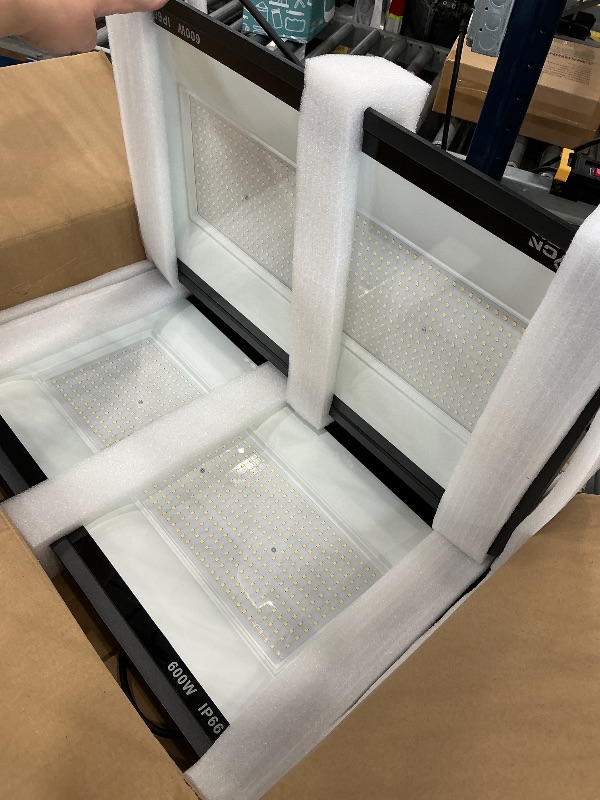 Photo 1 of 600W 2pack LED Stadium Flood Lights ,(3050W Equivalent)67500LM Super Bright LED Arena Outdoor Lights,100-277V IP66 Waterproof 5000K Daylight White Commercial Lighting for Sports Fields and Counts