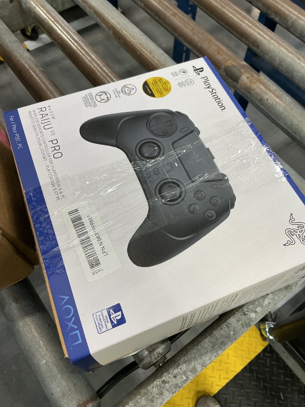 Photo 1 of Razer Raiju V3 Pro Wireless Esports Controller, PlayStation 5 & PC, Black