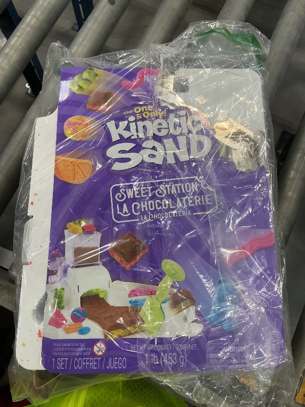 Photo 1 of Kinetic Sand Sweet Station Set
