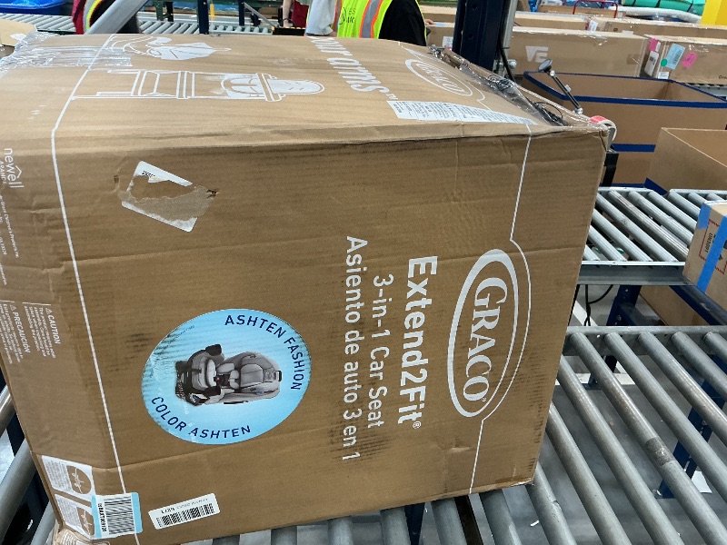 Photo 1 of Graco Extend2Fit 3-in-1 Convertible Car Seat