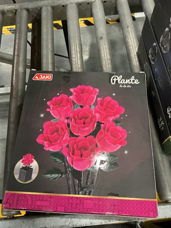 Photo 1 of BlockverseXion Rose Bouquet Building Set, 7 Pieces