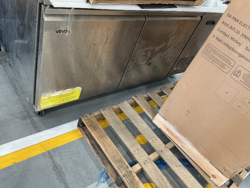 Photo 1 of VEVOR Commercial Refrigerator, 44" W Pizza Prep Refrigerated Table, 20" Ultra Wide Countertop Food Prep Worktable, 11 Cu.Ft Single Door Salad Prep Fridge, 6 Pans Pizza Make Worktop with Cutting Board