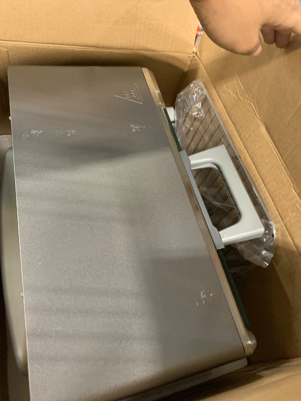 Photo 1 of [ITEM IS DENTED AND SCRAPED] [ DOESN'T HEAT UP] BLACK+DECKER Crisp 'N Bake Air Fry Countertop Convection Toaster Oven, Medium Capacity, 4-Slice, 5-in-1, Fits 9” Pizza, 30-Min Timer, Bake, Broil, Air Fry, Toast, Keep Warm, Stainless Steel