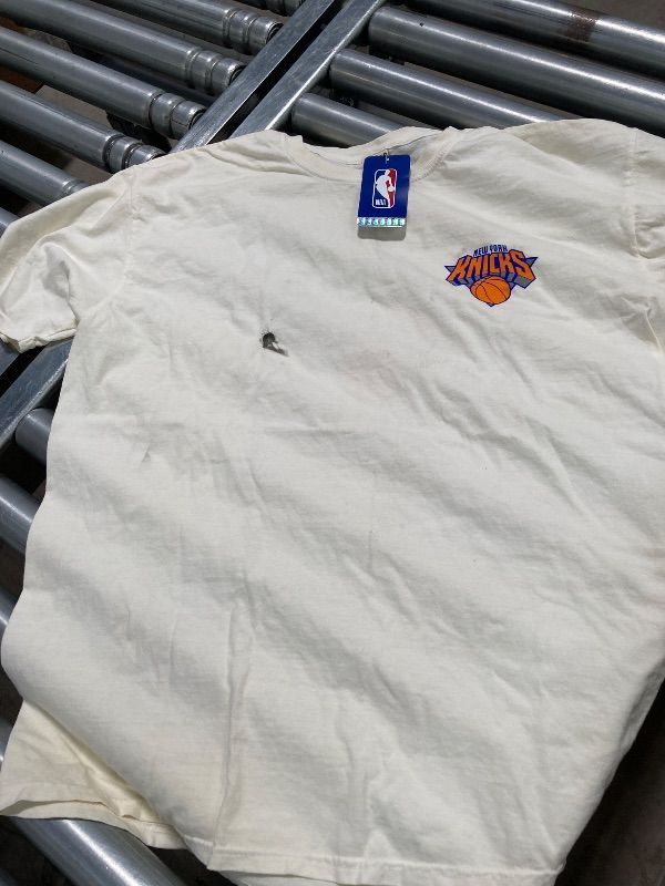 Photo 1 of ***DAMAGED -STAIN-SELLING AS IS *** New York Knicks NBA Officially Licensed T-Shirt Ringspun Front/Back Ivory, Large