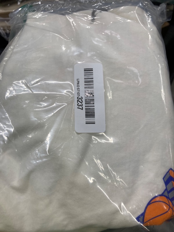 Photo 1 of ***DAMAGED -STAIN-SELLING AS IS *** New York Knicks NBA Officially Licensed T-Shirt Ringspun Front/Back Ivory, Large