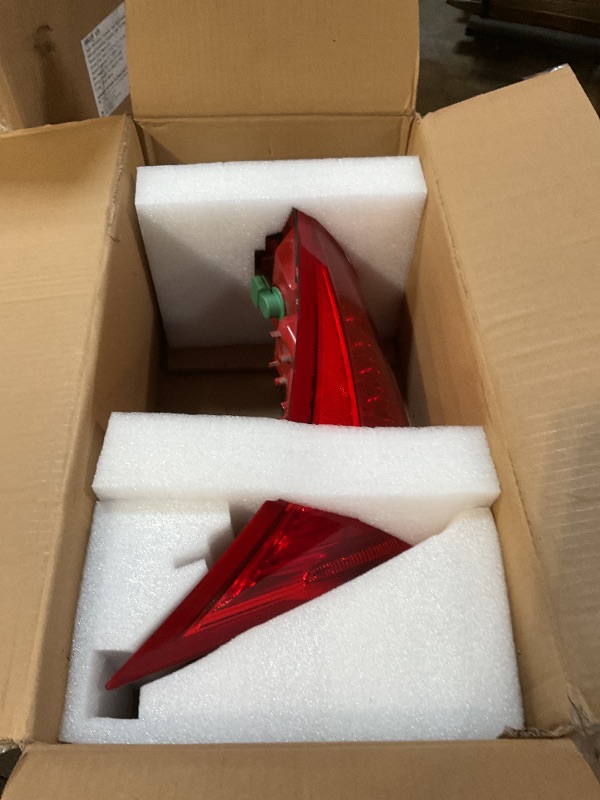 Photo 1 of ***FOR PARTS ONLY / NON FUCNTIONAL (BROKEN)**** labwork Passenger Side Tail Light Replacement for SRX 2010-2016 Red Lens Rear Tail Light Brake Lamp Assembly RH Right Side GM2801255 22774015