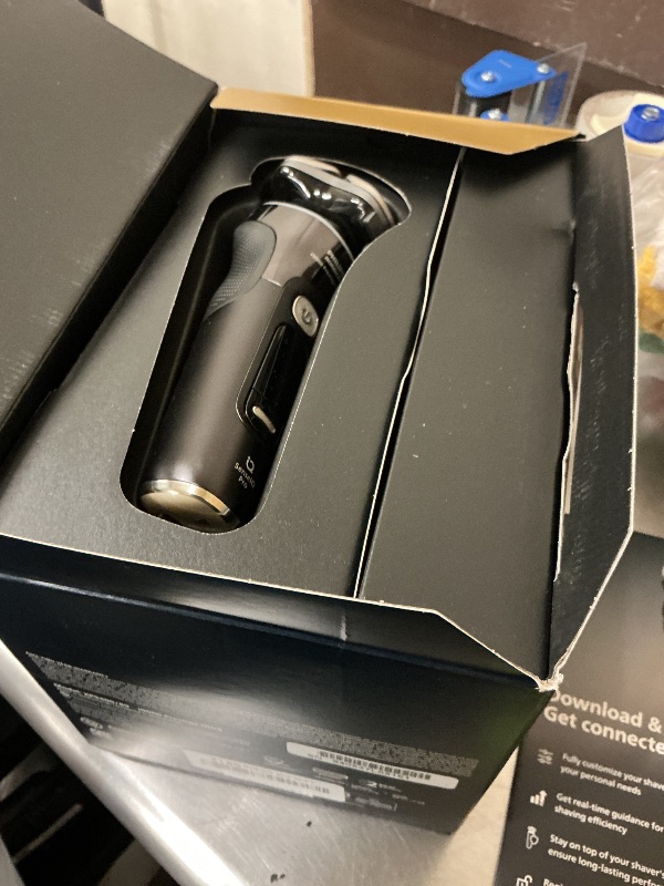 View 2 of Philips Norelco i9000 Prestige Ultra Foil Shaver