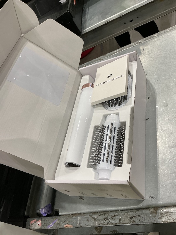 Photo 1 of "T3 AireBrush Duo Interchangeable Hot Air Blow Dry Brush with Two Attachments  Includes 15 Heat and Speed Combinations, T3 IonFlow Technology, Volume Booster Switch, Lock-in Cool Shot"