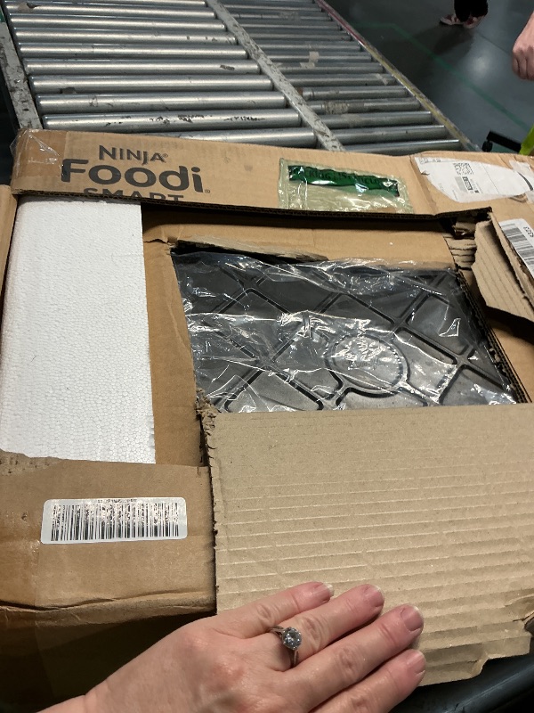 Photo 1 of *** READ COMMENTS*** Ninja Foodi SP351 13 in 1 Air Fry Oven with Smart Thermometer, Silver.