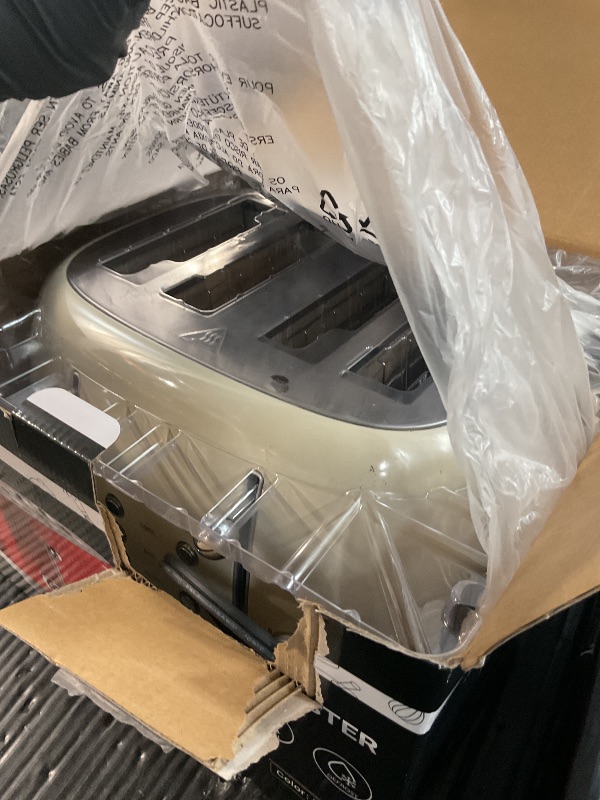 Photo 1 of ***HALF OF IT DOESNT WORK***
4 Slice Toaster Roter Mond Retro Stainless Steel with Bagel Defrost Cancel Function, 6 Browning Settings, Extre Wide Slot and Removable Crumb Tray, Cream, ST033