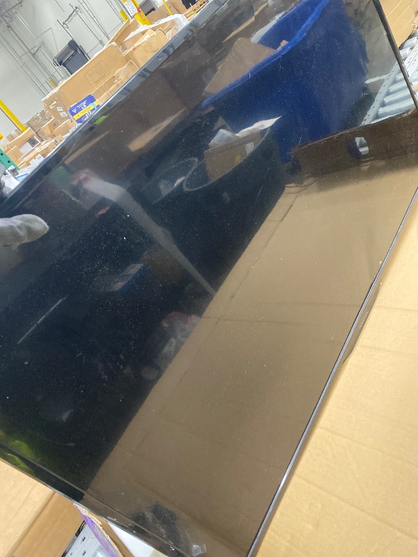 Photo 1 of *NO RETUNS/NO REFUNDS* *Screen cracked* *Parts only* Roku 40-Inch Select Series Smart TV 2026-1080p Full HD TV - RokuTV