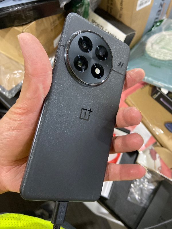 Photo 1 of OnePlus 13 512GB Black Eclipse Smartphone(intermittent charging)