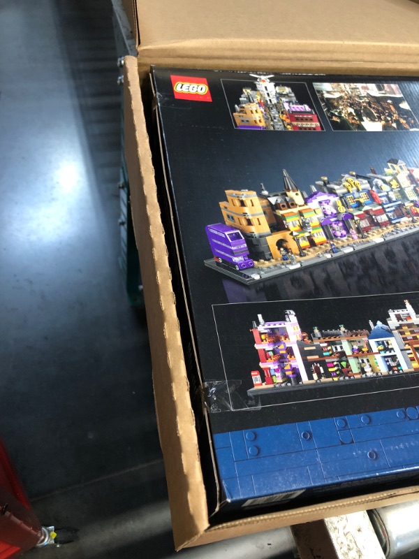 Photo 1 of ***FACTORY SEALED ***
LEGO Harry Potter Diagon Alley Wizarding Shops Building Set (76444)