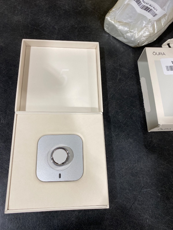 Photo 1 of OURA Ring 5 Smart Ring - Silver - Size 6