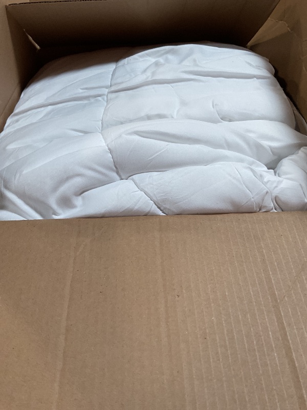 Photo 1 of **HAS MINOR DAMAGE*** Bedbay Marble Bedding Queen Size Black and Gold Comforter Set 8 Pcs Queen Bed in a Bag Gold Metallic Marble Print Luxury Bedding 1 Comforter 4 Pillowcases 1 Flat Sheet 1 Fitted Sheet 1 Cushion Cover
