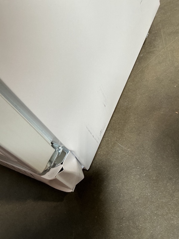 Photo 1 of **** SCRAPE/DENT DAMAGE. MISSING KEY*** Velivi Commercial Beverage Refrigerator, 24.5" Glass Door Display Fridge, 15 Cu.Ft Beverage Cooler with 5 Adjustable Shelves, Auto Rebound Door, Low Noise, for Shops, Restaurants & Bars WHITE