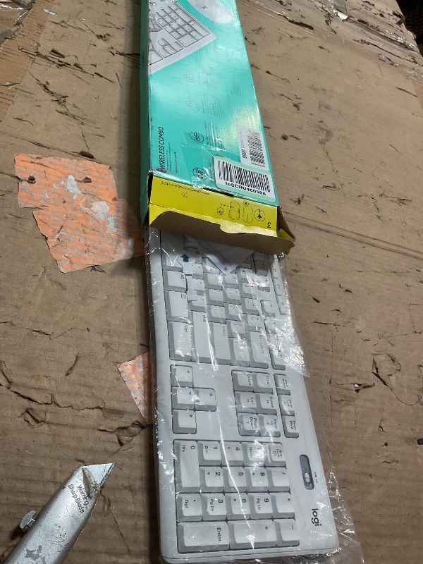 Photo 1 of ***MISSING MOUSE*** Logitech MK270 Full Size Wireless Keyboard and Mouse Combo - Off White