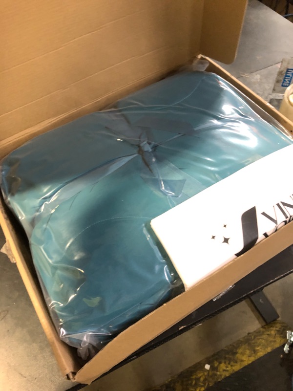 Photo 1 of Vine Voice Cooling Comforter Twin 68x90 Peacock Blue