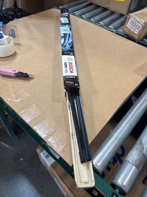 Photo 1 of BOSCH AeroTwin Wiper Blades Driver & Passenger Side - (26" & 20") Side Lock 22mm - 3397118953