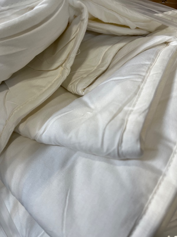 Photo 1 of 100% Australian Wool Comforter Queen Size –Natural Temperature Regulating Wool Duvet Insert for All Seasons, No-Shedding Organic Cotton Cover with 4 Corner Tabs, Machine Washable,Breathable(White)