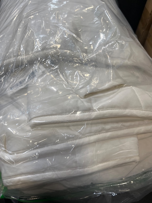 Photo 1 of 100% Australian Wool Comforter Queen Size –Natural Temperature Regulating Wool Duvet Insert for All Seasons, No-Shedding Organic Cotton Cover with 4 Corner Tabs, Machine Washable,Breathable(White)