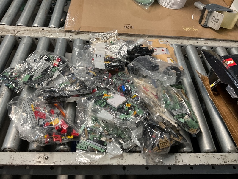 Photo 1 of ***MISSING BAG 5 AND 10***LEGO Icons Land Rover Classic Defender 90 - Building Set for Adults, Ages 18+ - Model Car Kit for Home Office, Desk Decor W/Realistic Details - Gift for Men & Women - 10317