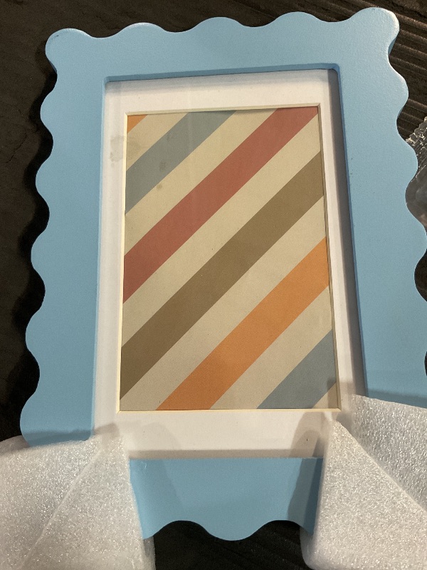View 3 of ** has a minor smudge on the cover **
SZYUU 4x6 Wavy Picture Frame